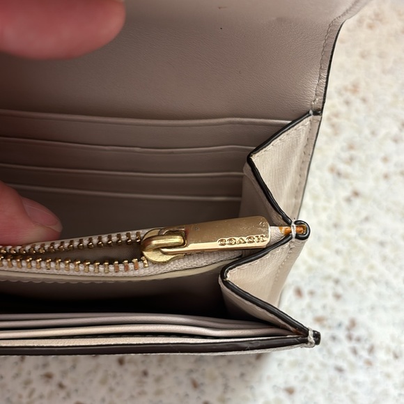 Coach White Leather Long Wallet - Picture 16 of 17